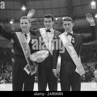 Wereldkampioenschappen Kunstrijden à Dortmund, sur l'erprodidium de gauche à droite Karol Divin (République slovaque tchèque), Manfred Schnelldorfer et Alain Calmat. Allemand : Championnat du monde de patinage artistique 1964 à Dortmund, Karol Divín (bronze), Manfred Schnelldorfer (or) et Alain Calmat (argent) sur le podium. Banque D'Images