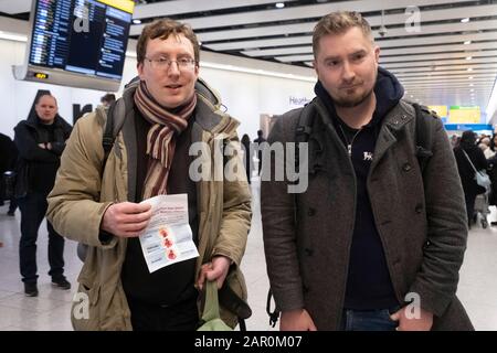 22 Janvier 2020. Londres, Royaume-Uni. Le passager britannique Robert Cosby( L) et le frère Thomas Cosby(R) parlent aux médias à l'aéroport d'Heathrow arrivi Banque D'Images