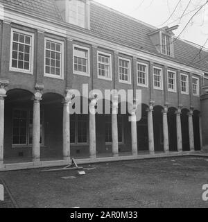 L'ancien orphelinat civil d'Amsterdam est en train d'être restauré Sur La place intérieure Date: 5 mars 1964 lieu: Amsterdam, Noord-Holland mots clés: Orphelinats Nom de l'établissement: Burgerweeshuis Banque D'Images