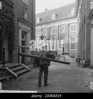 L'ancien orphelinat civil d'Amsterdam est en cours de restauration les travailleurs sont occupés à remettre à neuf les travailleurs de l'intérieur et de l'extérieur Date: 5 mars 1964 lieu: Amsterdam, Noord-Holland Nom de l'institution: Burgerorphanage Banque D'Images