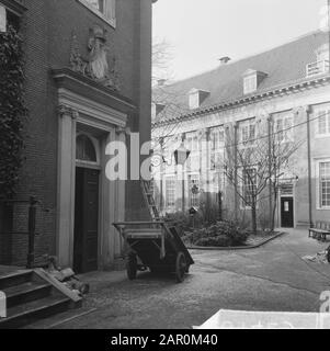 L'ancien orphelinat civil d'Amsterdam est en train d'être restauré Sur La place intérieure Date: 5 mars 1964 lieu: Amsterdam, Noord-Holland mots clés: Orphelinats Nom de l'établissement: Burgerweeshuis Banque D'Images