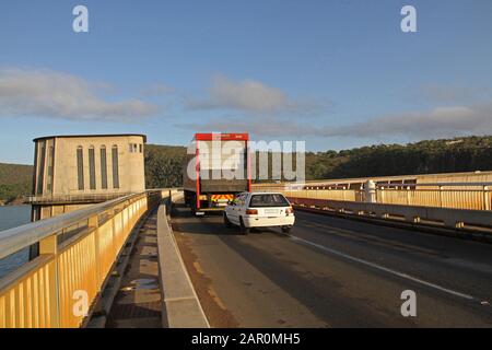 Pont de l'autoroute du mur du barrage Jozini avec circulation, barrage AKA Pongolapoort, Nord de QuaZulu Natal, Afrique du Sud. Banque D'Images