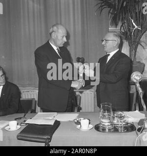 Nouveau président CNV J. van Eibergen (à gauche) obtient le gavel remis par l'ancien président C. van Matrigt Date: 24 mars 1964 mots clés: Syndicats, présidents Nom personnel: Eibergen, J. van, Matrigt, C.J. du nom de l'institution: CNV Banque D'Images