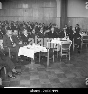 Nouveau président CNV J. van Eibergen, salle d'aperçu Date : 24 mars 1964 mots clés : public, syndicats, présidents Nom personnel : Eibergen J. du nom de l'institution : CNV Banque D'Images