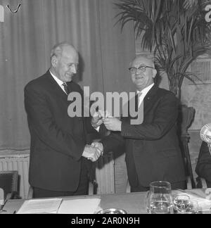 Nouveau président CNV J. van Eibergen (à gauche) obtient le gavel remis par l'ancien président C. van Matrigt Date: 24 mars 1964 mots clés: Syndicats, présidents Nom personnel: Eibergen, J. van, Matrigt, C.J. du nom de l'institution: CNV Banque D'Images