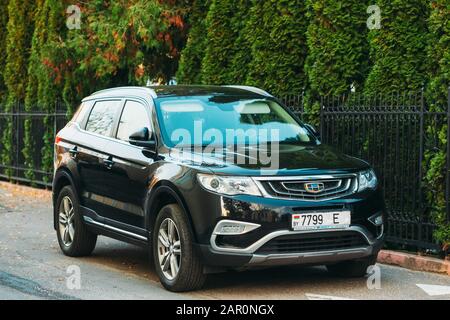 Grodno, Biélorussie - 16 Octobre 2019 : Parking De Voiture De Black Geely Boyue (Geely Atlas) À Street. Le Geely Boyue Est Un Suv Croisé Compact Produit Par Le Banque D'Images