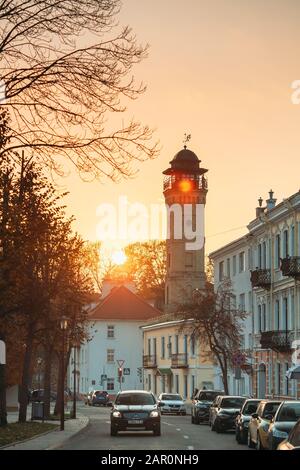 Grodno, Biélorussie - 16 Octobre 2019 : Vue Sur La Tour Du Belvédère Du Feu, La Tour Du Feu Ou La Tour Du Belvédère De La Rue Zamkovaya Au Coucher Du Soleil Ou Au Lever Du Soleil. Banque D'Images