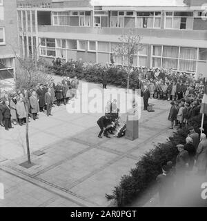 Mise en serment par une femme en deuil Date : 4 mai 1964 mots clés : couronnes, femmes Banque D'Images