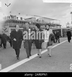Le couple Royal et la princesse Beatrix sont partis pour le Mexique de Schiphol, M. Vlnr. H. Alberda (président de Schiphol), le Prince Bernhard, la Reine Juliana et la princesse Margriet. Annotation: La princesse Irene, qui allait se joindre, a été soudainement laissée derrière à Soestdijk. Date: 7 avril 1964 lieu: Noord-Holland, Schiphol mots clés : arrivée et départ, reines, visites d'État, aéroports Nom personnel: Bernhard (prince Pays-Bas), Juliana (Queen Pays-Bas), Margriet (princesse Pays-Bas) Banque D'Images