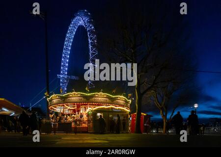 The London Eye et un Merry-Go-round sur la rive sud de la Tamise, Londres Banque D'Images