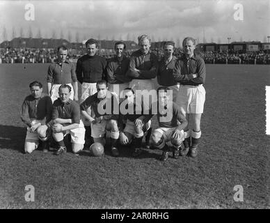 Journée technique KNVB. Zuid-Ouest 4-0. Annotation de l'équipe de l'Ouest : réunion des équipes de district, objectif de Raalte (Blue White) et plus loin de la région de gauche Avocat (DFC) et c. Kampen (ADO), Wimmers (Blue White) après 8 min. Remplacé par Barzilay (Xerxès), Zoutendijk (HBS) et Hazeveld (VSV), Clavan (ADO), Schaap (ADO), Schaap (Gooi (Gooi), par Onselen V (VSF), c. Tuyn (H.DVS) et Bacon (EDO). Date : 28 février 1949 lieu : Breda mots clés : équipes, sports, football, footballeurs Banque D'Images