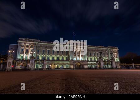 Le palais de Buckingham dans la nuit Banque D'Images