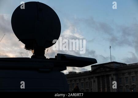 Une fourgonnette de presse à l'extérieur du palais de Buckingham, en envoyant une émission de nouvelles Banque D'Images