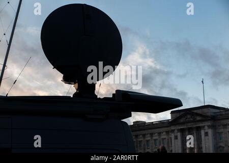 Une fourgonnette de presse à l'extérieur du palais de Buckingham, en envoyant une émission de nouvelles Banque D'Images