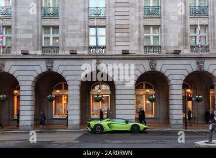 Une super voiture Lamborghini garée illégalement devant le célèbre Ritz Hotel sur Piccadilly à Londres Banque D'Images