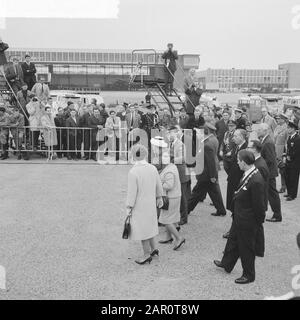 Le couple royal est revenu du Mexique V.N.R. La Princesse Margriet, La Princesse Margriet, La Princesse Christina, La Reine Juliana Et Le Prince Bernhard; Derrière Le Prince Premier Ministre Marijnen. Au premier plan, avec une chaîne de fonctions, le maire Van der Willigen van Harlemmermeer Date: 18 avril 1964 lieu: Noord-Holland, Schiphol mots clés: Maires, reines, premiers ministres, princes, princesses Nom personnel: Bernhard (prince Pays-Bas), Christina (princesse Pays-Bas VD), Juliana (Reine Pays-Bas), Margriet (princesse Pays-Bas), Marijnen, V.M. Willigen, G. Banque D'Images