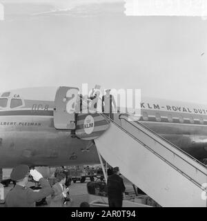 Le couple royal est revenu du Mexique Queen Juliana et Prince Bernhard sur les escaliers de l'avion Date: 18 avril 1964 lieu: Noord-Holland, Schiphol mots clés: Queens, princesses, princesses, avions, escaliers d'avion Nom personnel: Bernhard (prince Pays-Bas), Juliana (Queen Pays-Bas) Banque D'Images