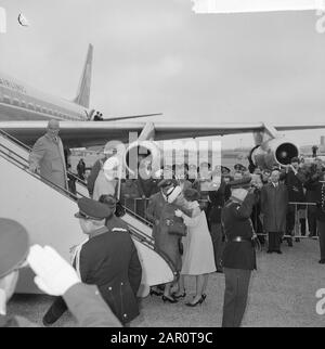 Le couple royal est revenu du Mexique la Reine Juliana et le Prince Bernhard sont accueillis au bas des escaliers de l'avion par la princesse Margriet et la princesse Christina Date: 18 avril 1964 lieu: Noord-Holland , Schiphol mots clés: Queens, princes, princesses, avions Nom personnel: Bernhard (prince Pays-Bas), Christina (princesse Pays-Bas), Juliana (Reine Pays-Bas), Margriet (princesse Pays-Bas) Banque D'Images