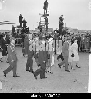 Le couple royal est revenu du Mexique V.l.n.n. premier Marijnen, Reine Juliana, Prince Bernhard, Princesse Christina et Princesse Margriet Date : 18 avril 1964 lieu : Noord-Holland, Schiphol mots clés : Queens, premiers ministres, princes, princesses, airfields Nom personnel : Bernhard (prince-Pays-Bas), Christina (princesse Pays-Bas), Juliana (Reine-Bas), Margrijen, V.M. Banque D'Images