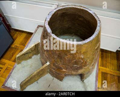 Azov, Russie - 27 juillet 2019 : Tandoor pour la cuisson du pain, une exposition du Musée historique et archéologique d'Azov, Banque D'Images