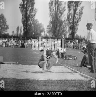 Compétitions internationales d'athlétisme, Evers, saut en action Date: 31 mai 1964 mots clés: Fray, compétitions d'athlétisme Nom personnel: Evers Banque D'Images