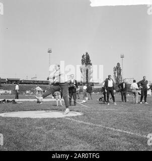 Compétitions internationales d'athlétisme, Cees Koch (discus jeting) en action Date: 31 mai 1964 mots clés: Athlétisme, sport Nom De La Personne: Koch Cees Banque D'Images