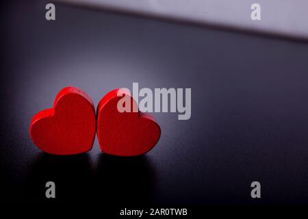 Deux coeurs en bois, concept pour l'amour. Saint Valentin. Banque D'Images