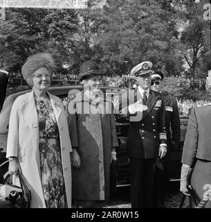 King Olav à Rotterdam, de la reine Juliana, de la princesse Beatrix et des Prins Bernhard Date : 11 septembre 1964 lieu : Rotterdam, Zuid-Holland mots clés : Queens Nom personnel : Beatrix, princesse, Bernhard, prince, Juliana (Reine Pays-Bas), Olav, roi de Norvège Banque D'Images