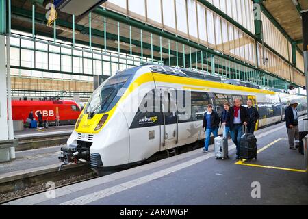 Stuttgart, Allemagne-octobre 2019 : le train express bwegt de Heidelberg arrivée à la gare de Stuttgart. Banque D'Images