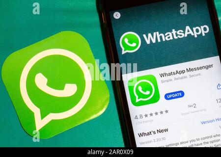 Los Angeles, Californie, États-Unis - 22 janvier 2020: WhatsApp app logo et téléphone avec icône gros plan sur fond vert, éditorial illustratif Banque D'Images