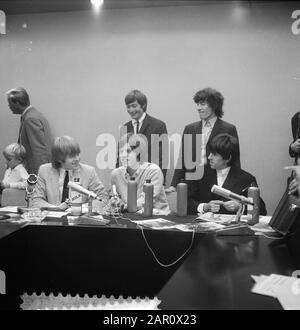 Rolling Stones À Schiphol Date: 8 Août 1964 Lieu: Noord-Holland, Schiphol Mots Clés: Arrivées Nom De L'Établissement: Rolling Stones Banque D'Images