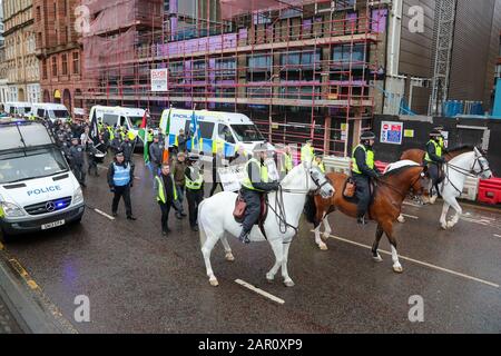 Glasgow, Royaume-Uni. 25 janvier 2020. une marche pro IRA et pro-républicanisme irlandais a eu lieu à travers le centre-ville de Glasgow avec une escorte de police significative. Il y a eu une petite contre-manifestation de pro- syndicalistes et la police a procédé à plusieurs arrestations. Crédit: Findlay/Alay Live News Banque D'Images