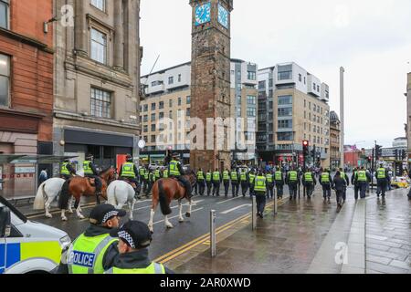 Glasgow, Royaume-Uni. 25 janvier 2020. une marche pro IRA et pro-républicanisme irlandais a eu lieu à travers le centre-ville de Glasgow avec une escorte de police significative. Il y a eu une petite contre-manifestation de pro- syndicalistes et la police a procédé à plusieurs arrestations. Crédit: Findlay/Alay Live News Banque D'Images