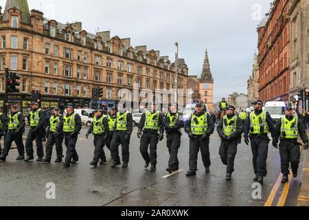 Glasgow, Royaume-Uni. 25 janvier 2020. une marche pro IRA et pro-républicanisme irlandais a eu lieu à travers le centre-ville de Glasgow avec une escorte de police significative. Il y a eu une petite contre-manifestation de pro- syndicalistes et la police a procédé à plusieurs arrestations. Crédit: Findlay/Alay Live News Banque D'Images