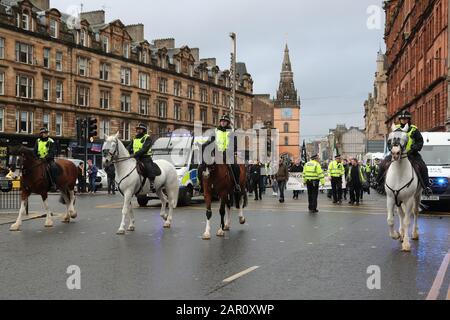 Glasgow, Royaume-Uni. 25 janvier 2020. une marche pro IRA et pro-républicanisme irlandais a eu lieu à travers le centre-ville de Glasgow avec une escorte de police significative. Il y a eu une petite contre-manifestation de pro- syndicalistes et la police a procédé à plusieurs arrestations. Crédit: Findlay/Alay Live News Banque D'Images