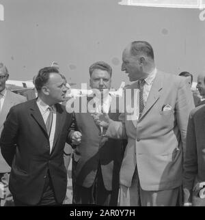 Ministre Lun et épouse de retour de Russie, arrivée à Schiphol, Ministre Lun sur plateforme Date: 14 juillet 1964 lieu: Noord-Holland, Schiphol mots clés: Arrivées, plates-formes Nom personnel : Lun, J.A.H., Lun, Joseph Banque D'Images