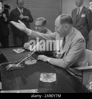 Ministre Lun et épouse de retour de Russie, arrivée à Schiphol, ministre Lun pendant la conférence de presse Date: 14 juillet 1964 lieu: Noord-Holland, Schiphol mots clés: Conférences de presse Nom personnel: LUN, J.A.H., Lun, Joseph Banque D'Images