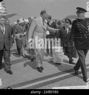 Le ministre Lun et épouse de retour de Russie, arrivée à Schiphol, le ministre Lun a envoyé ses bagages à sa voiture Date: 14 juillet 1964 lieu: Noord-Holland, Schiphol mots clés: Lugage, SPEETS, arrivées Nom personnel: LUN, J.A. M.H., Lun, Joseph Banque D'Images