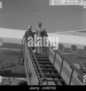 Ministre Lun et épouse de retour de Russie, arrivée à Schiphol, Ministre Lun et épouse Date: 14 juillet 1964 lieu: Noord-Holland, Schiphol mots clés: Femme, arrivées Nom personnel: LUN, J.A.H., Lun, Joseph Banque D'Images