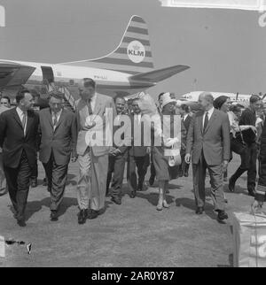 Ministre Lun et épouse de retour de Russie, arrivée à Schiphol, Ministre Lun sur plateforme Date: 14 juillet 1964 lieu: Noord-Holland, Schiphol mots clés: Femme, arrivées Nom personnel: LUN, J.A.H., Lun, Joseph Banque D'Images