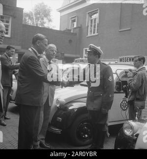 Service d'urgence ANWB de la Garde routière de la ville pour Amsterdam, le maire Van Hall secoue le service d'urgence des employés de la main. Date: 15 juillet 1964 lieu: Amsterdam, Noord-Holland mots clés: Maires, services d'urgence Nom personnel: BOVAG Banque D'Images