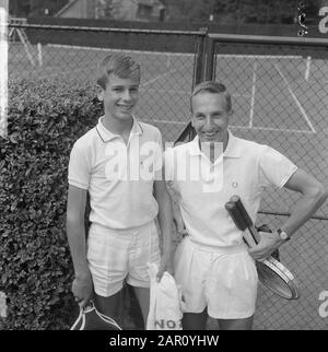 International Dutch tennis championnats 1964 à Hilversum, Erik Dillen (USA) plus jeune participant avec l'adversaire Van de Ruijn (r) Date: 20 juillet 1964 lieu: Hilversum, Noord-Holland mots clés: Participants, opposants, tennis Personname: Dillen, Erik Banque D'Images