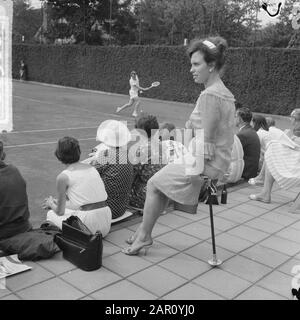 International Dutch tennis championnats 1964 à Hilversum, Erik Dillen (USA) en action Date: 20 juillet 1964 lieu: Hilversum, Noord-Holland mots clés: Tennis Personne nom: Dill, Erik Banque D'Images