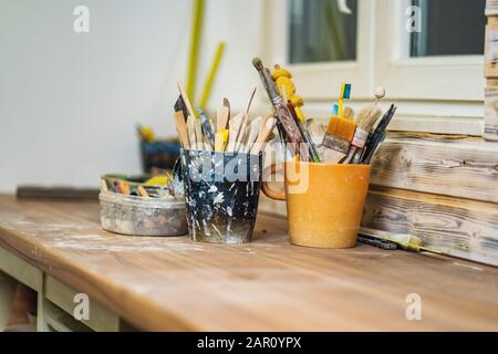 Assiettes, châles et outils faits à la main sur la table de studio de poterie, dette peu profonde de champ, concept de petite entreprise d'art Banque D'Images