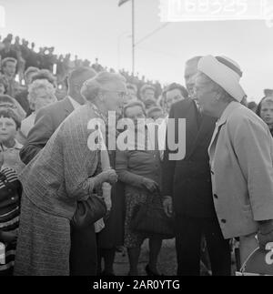 La reine Juliana visite les œuvres de Delta la reine Juliana accueille la foule Date : 1 septembre 1964 mots clés : Nom De La Personne de Queens : Juliana, Reine Banque D'Images