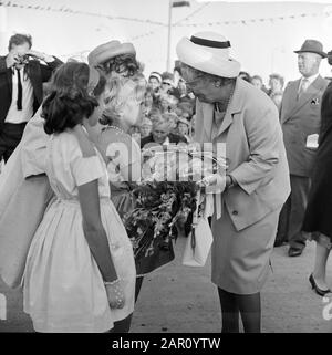 Queen Juliana visite le Delta Works Queen Juliana reçoit des fleurs Date: 1 septembre 1964 mots clés: Offres, fleurs, reines Nom personnel: Juliana, Reine Banque D'Images