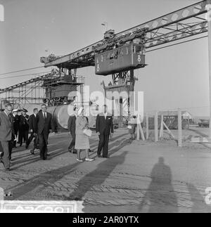 La reine Juliana visite les œuvres de Delta la reine Juliana dans la cour de shunting où les gondoles se rencontrent Date : 1er septembre 1964 mots clés : gondoles, reines Nom personnel : Juliana, Reine Banque D'Images