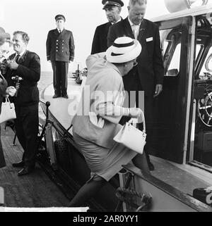 Queen Juliana visite le Delta Works Queen Juliana se rend sur un bateau de Rijkswaterstaat Date: 1 septembre 1964 mots clés: Excursions en bateau, reines Nom personnel: Juliana, Queen Nom de l'établissement: Rijkswaterstaat Banque D'Images
