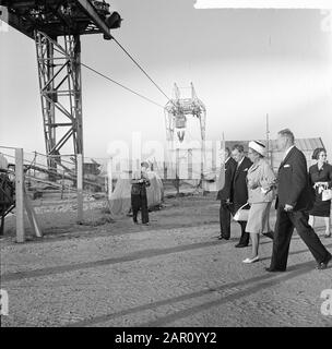La reine Juliana visite Delta Works la reine Juliana dans la cour de shunting où les gondoles se rencontrent Date : 1er septembre 1964 mots clés : Queens Personname: Juliana, Queen Banque D'Images