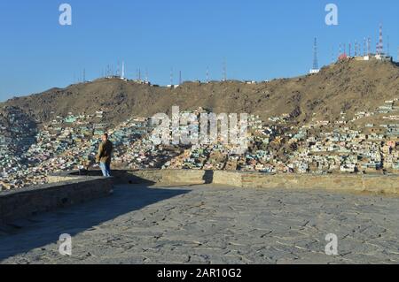 Homme regardant la ville de Kaboul, Afghanistan Banque D'Images